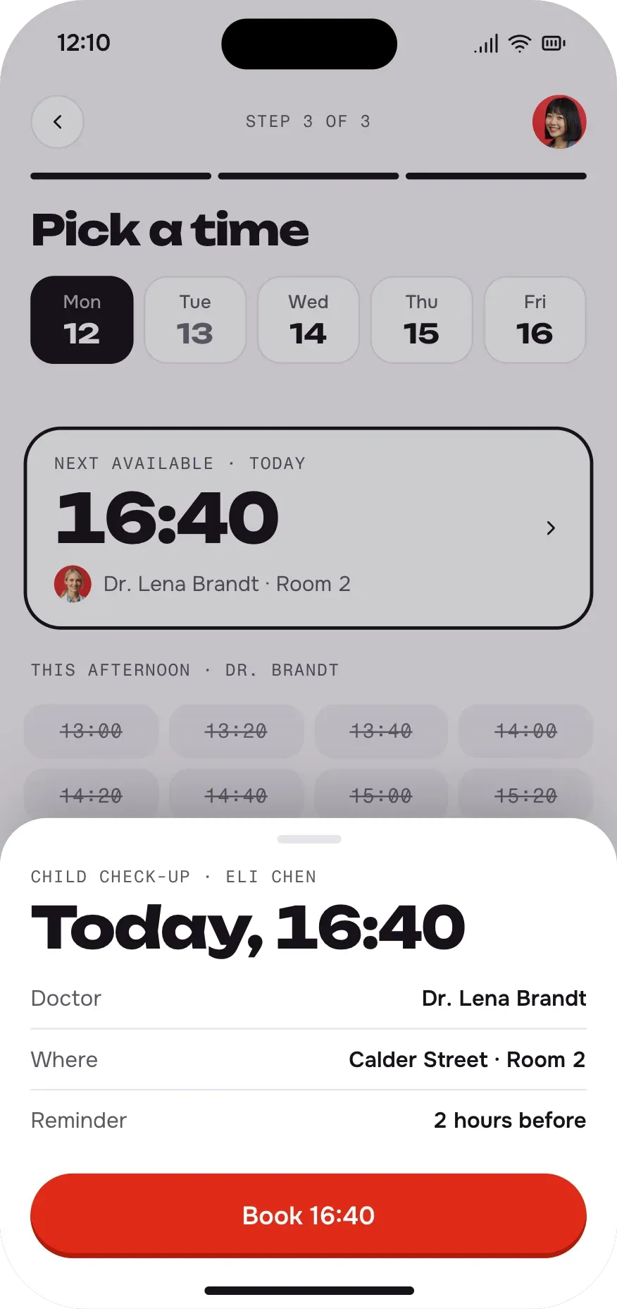 Telefonda randevu alma, üçüncü adım: çocuk muayenesi için ilk uygun saat bugün 16:40, Dr. Lena Brandt, hatırlatma 2 saat önce ve "Book 16:40" düğmesi