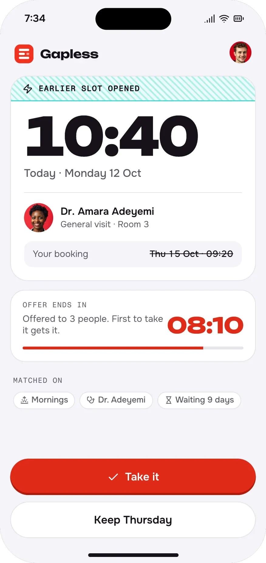 Telefonda erken saat teklifi: bugün 10:40, Dr. Amara Adeyemi, üstü çizili eski Perşembe randevusu, 08:10 geri sayım ve "Take it" düğmesi