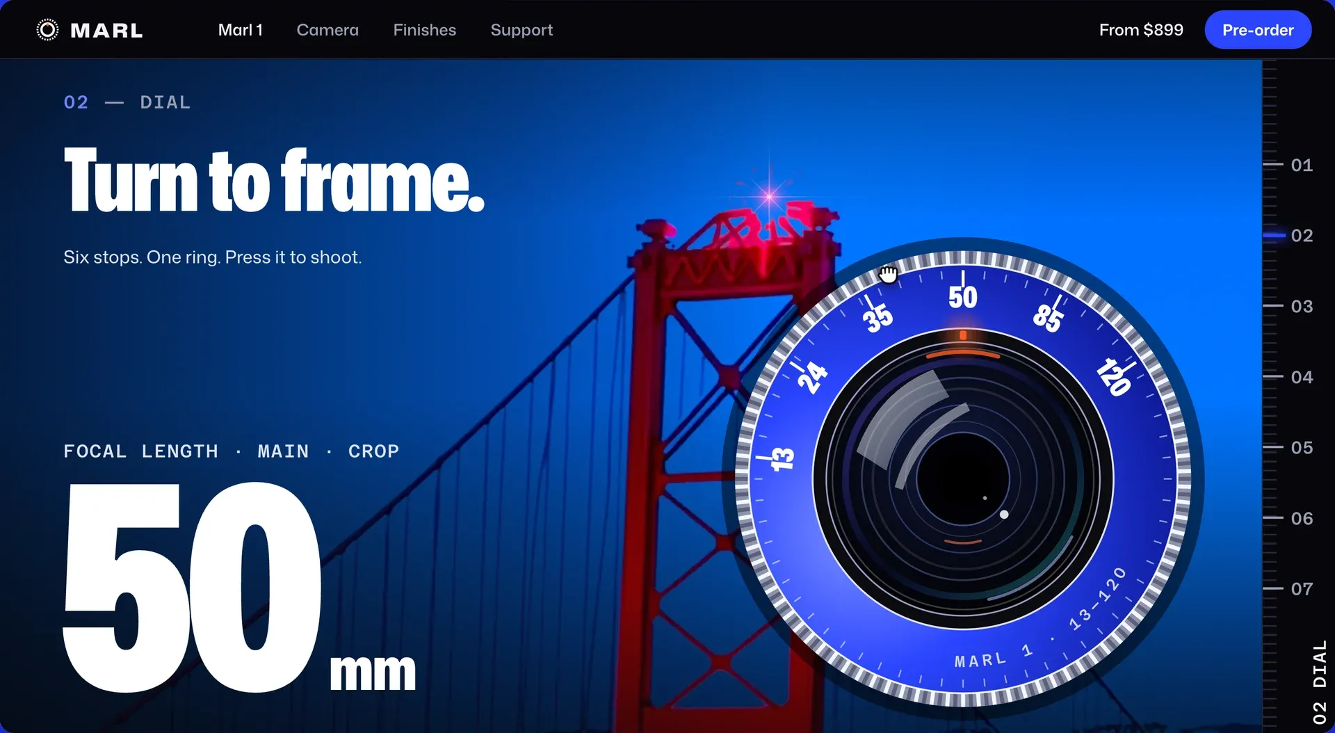 Kadran bölümü: mavi saatte kırmızı köprü kulesinin tam ekran fotoğrafı, önde 13–120 mm çentikli büyük kamera kadranı 50 mm durağında, solda dev "50 mm" ve "Turn to frame." başlığı