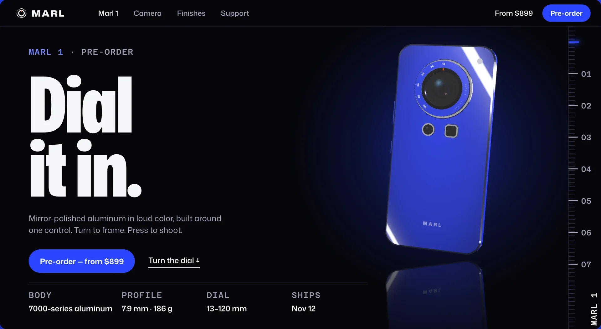 Marl 1 kapağı: koyu sahnede kenar ışığıyla parlayan Electric mavisi telefon ve siyah ayna zemindeki yansıması, solda dev "Dial it in." başlığı, "Pre-order — from $899" düğmesi ve sağ kenarda 01–07 çentik rayı
